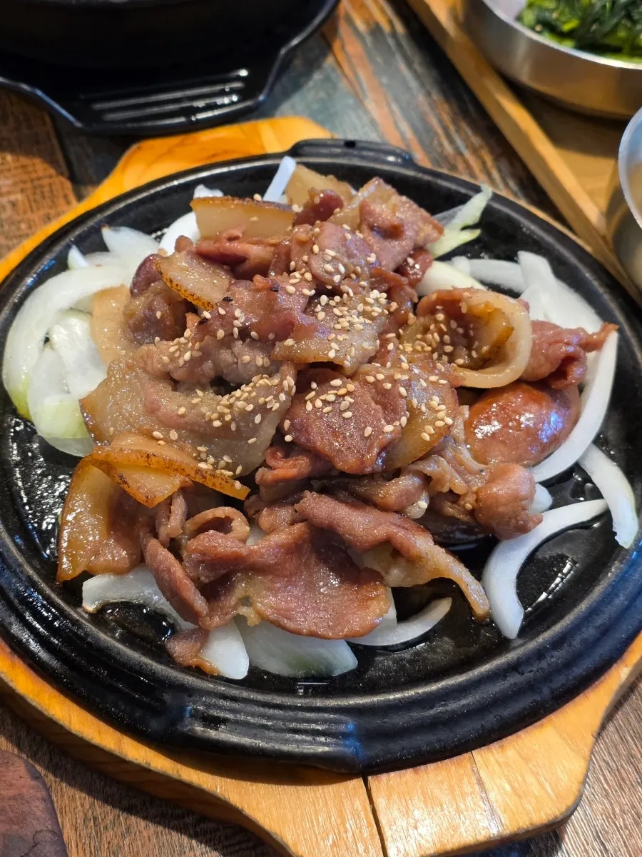 Daging babi panggang arang yang berbau asap