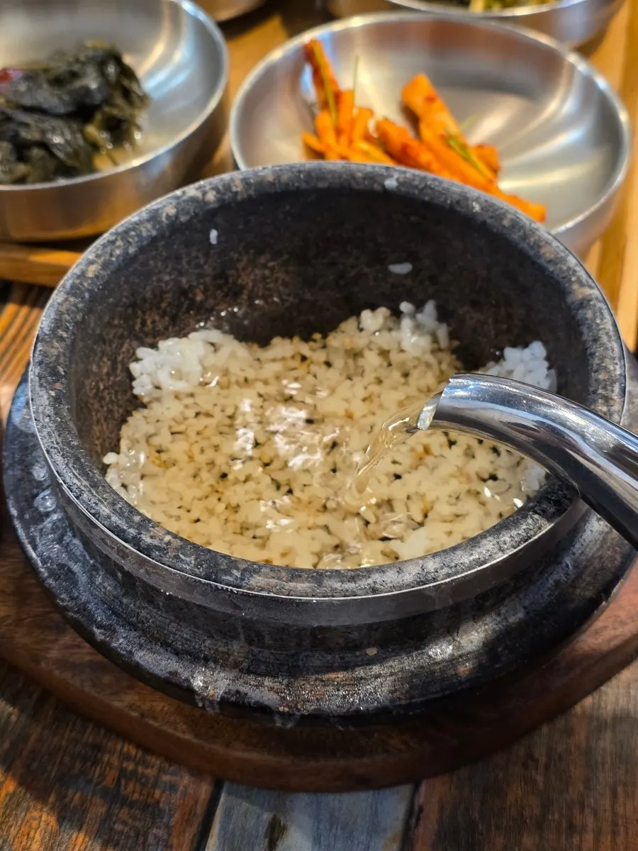 Nasi periuk batu yang termasuk dalam set Tteuranchae Bapsang