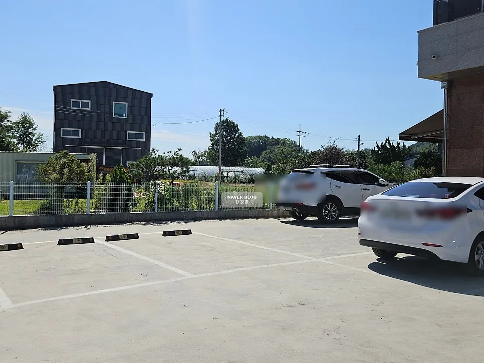 Spacious parking yard in front of Keunsawi Ori Jip