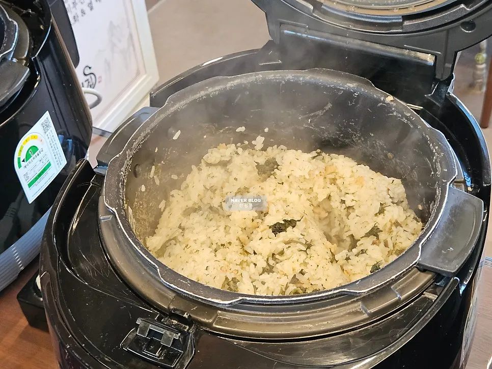 Pot of gondre pyogo rice and seaweed soup at the self-serve bar