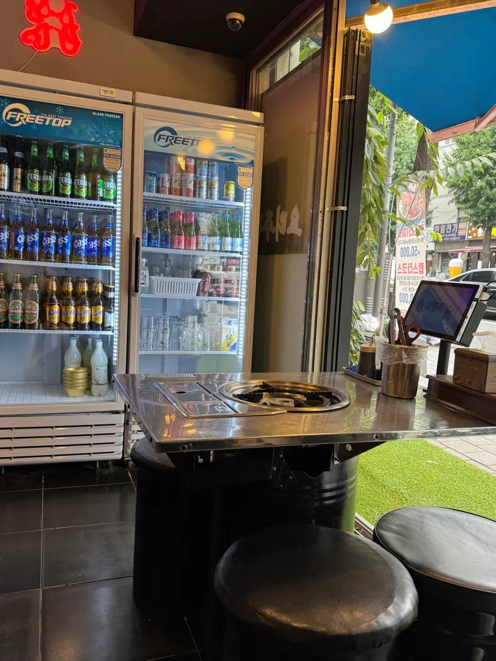 Dining hall tables at Haemul Teukbyeolsi Bucheon Station branch