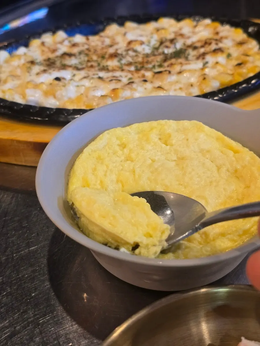 콘치즈와 계란찜이 놓인 한상 구성