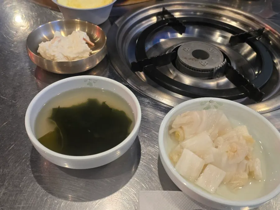 감자샐러드 미역국 백김치 기본찬