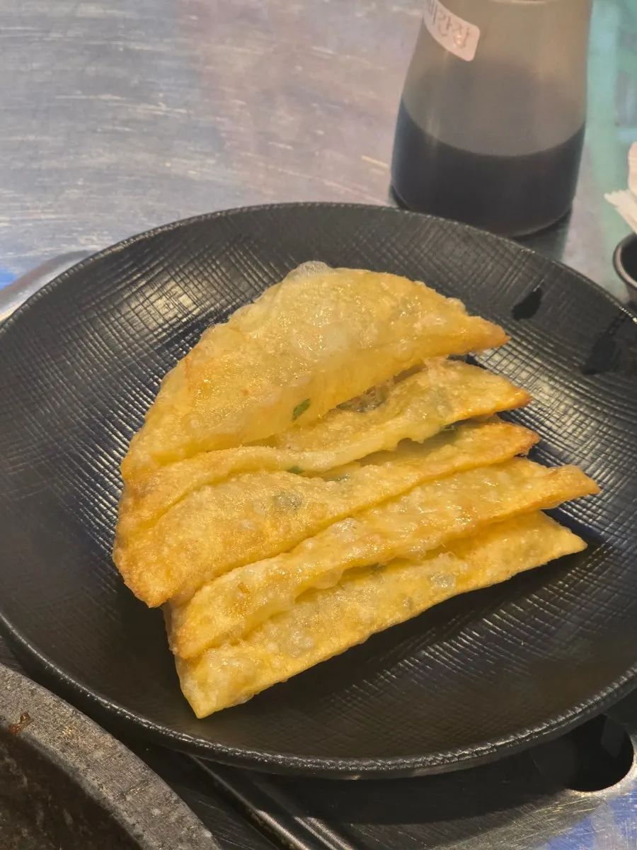 순살 아구살과 납작만두를 함께 담은 접시