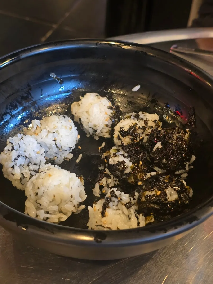 주먹밥을 곁들인 아구찜 한 그릇