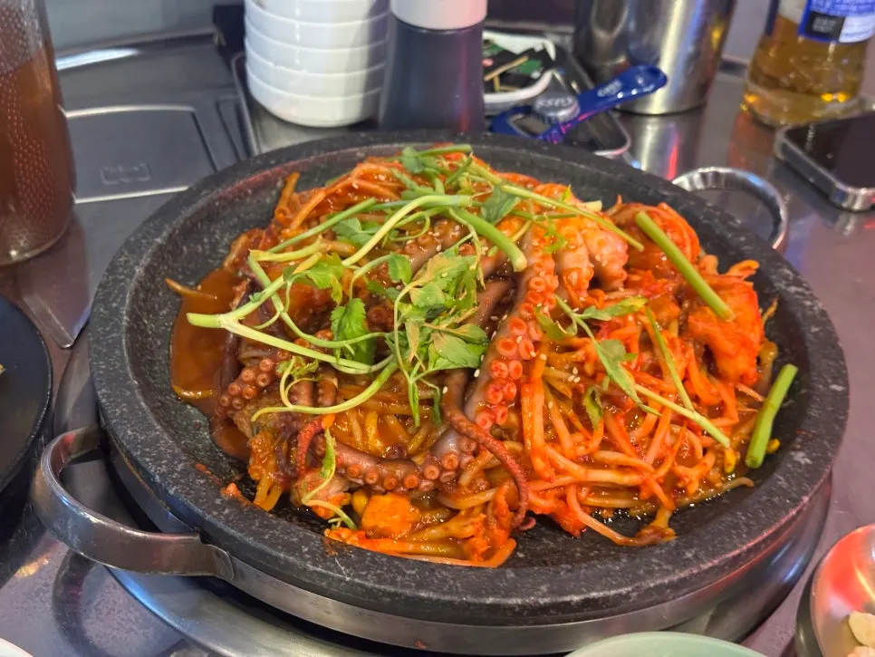 돌판에 담겨 나온 콜라겐 아구찜 한상