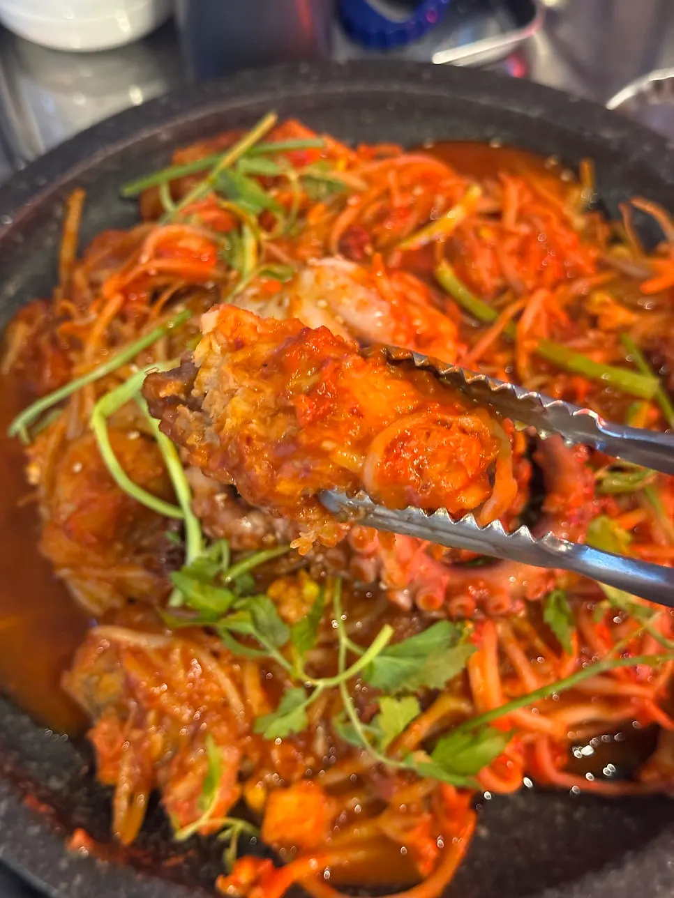 양념이 밴 순살 아귀살과 콩나물