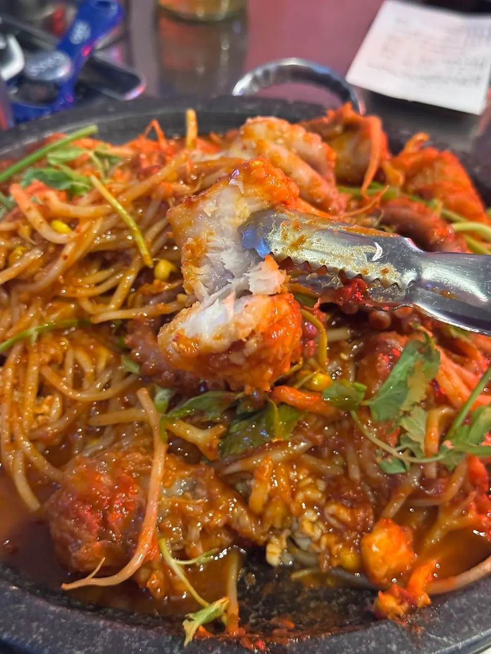 젓가락으로 집어 올린 순살 아구찜 한입