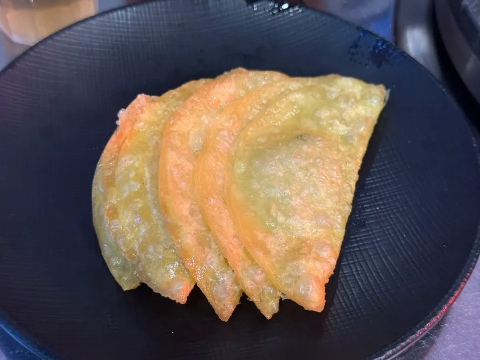 아구찜과 함께 나온 노릇한 납작만두