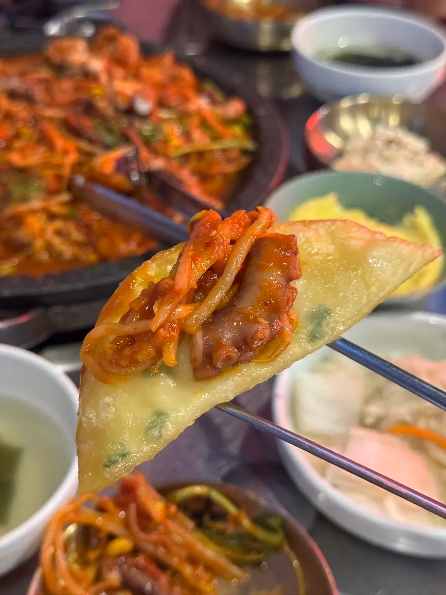 납작만두에 아귀살과 콩나물 올린 쌈