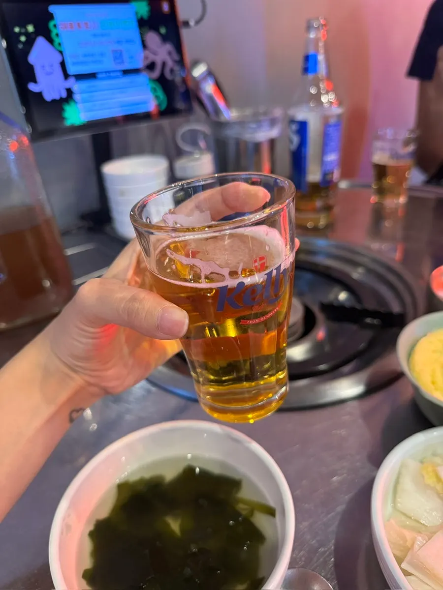 술잔과 돌판 아구찜이 놓인 테이블