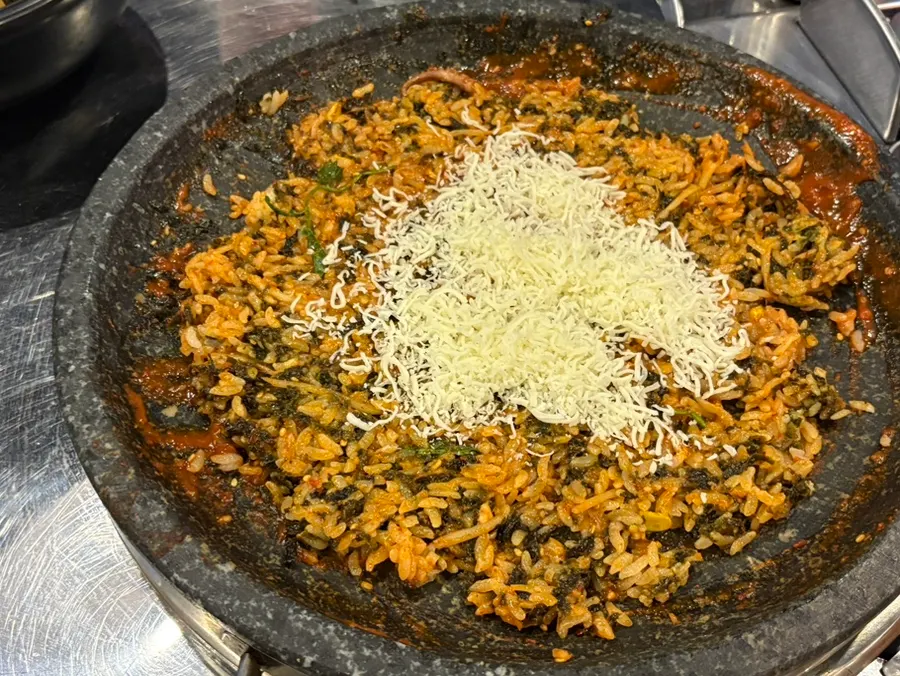 Cheese-topped fried rice on the hot stone
