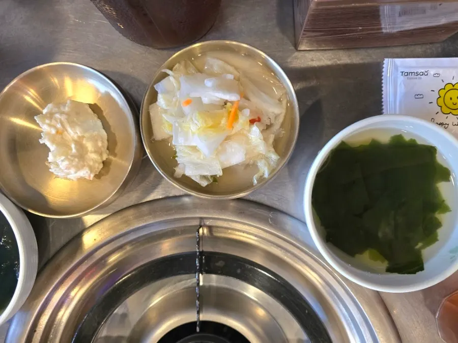 백김치와 미역국, 감자샐러드 기본 찬
