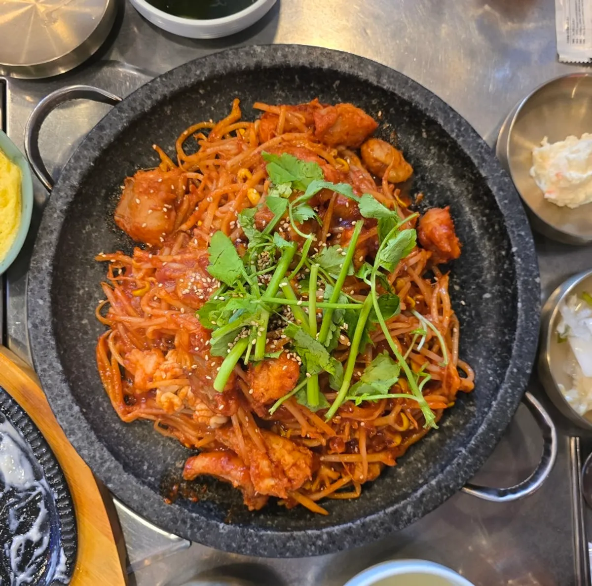 미나리를 올린 순살 아구찜 돌판