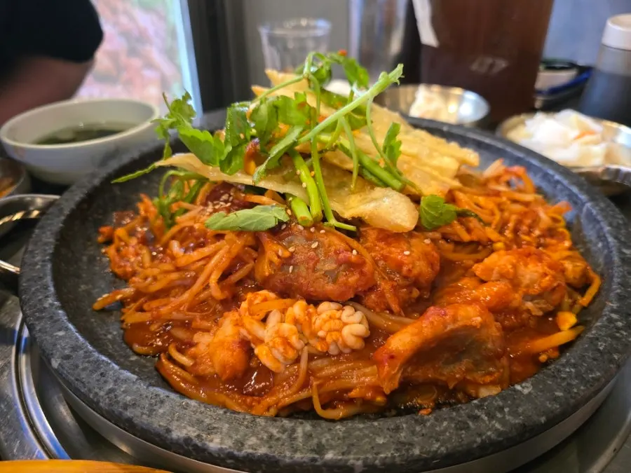 불을 올려 지글지글 끓는 돌판 아구찜