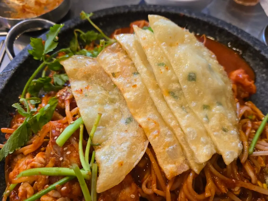 아구찜 위에 올려진 얇은 튀김만두