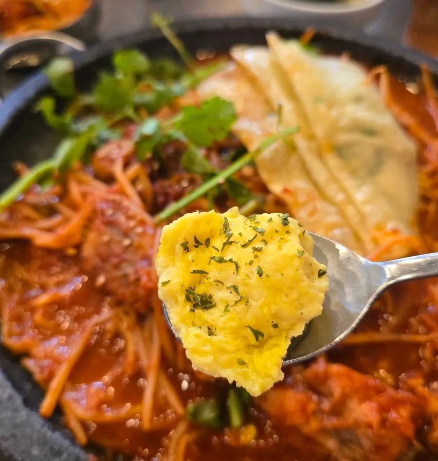 사이드로 나온 부드러운 계란찜 한 스푼