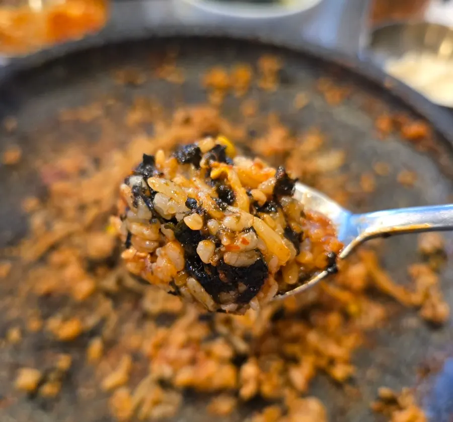 김과 통깨를 올려 볶아낸 마무리 볶음밥