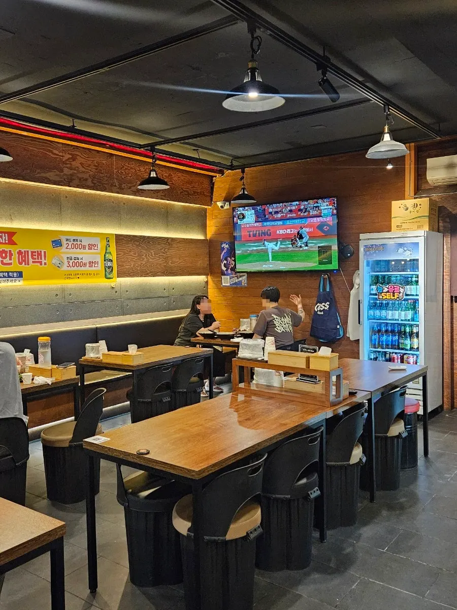 Table seating inside Kkalkkali Jokbal Bucheon Branch