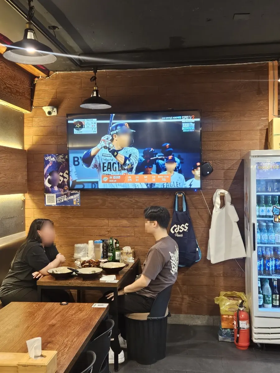 Restaurant scene with customers on a weekday evening