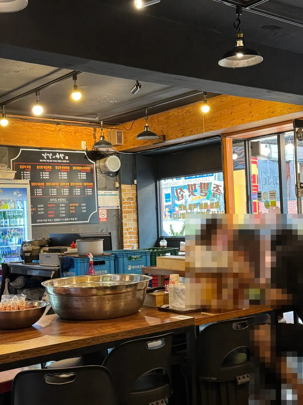 손님이 많은 족발집 홀 풍경