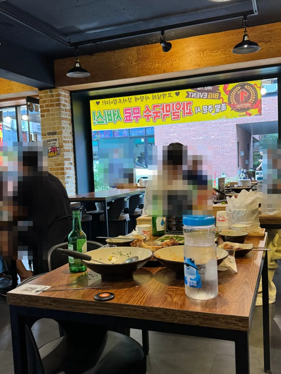 이동 가능한 테이블이 놓인 단체석