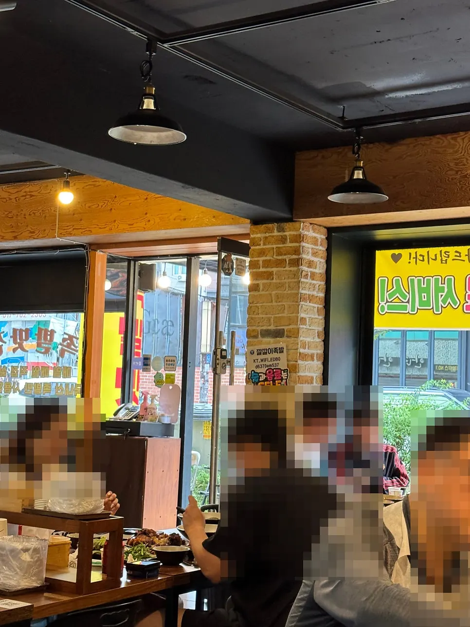 깔끔하게 정돈된 매장 내부 좌석