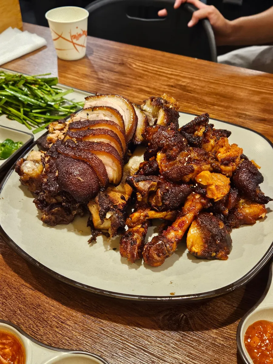 A plate of chewy half-and-half jokbal, large size