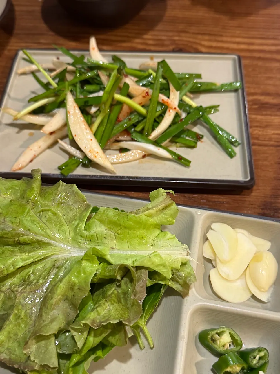 테이블에 세팅된 곁들임 반찬