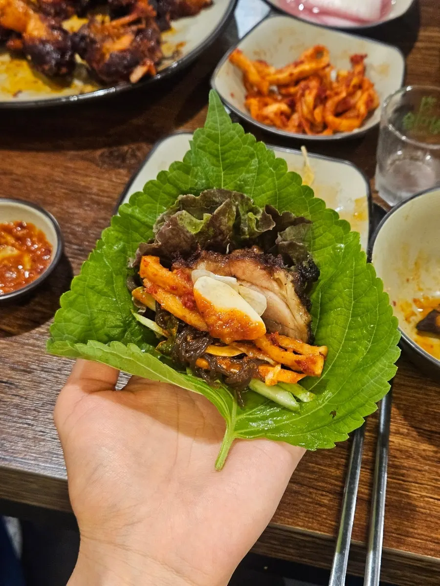 A half-and-half plate with both fried and spicy grilled jokbal