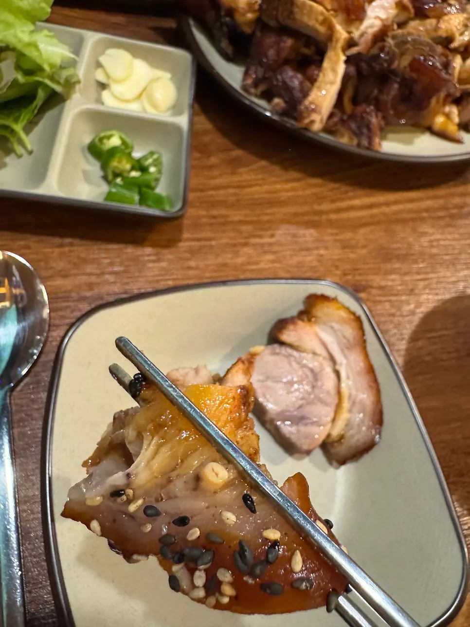 왼쪽 튀김족발 오른쪽 오리지널 족발 접시