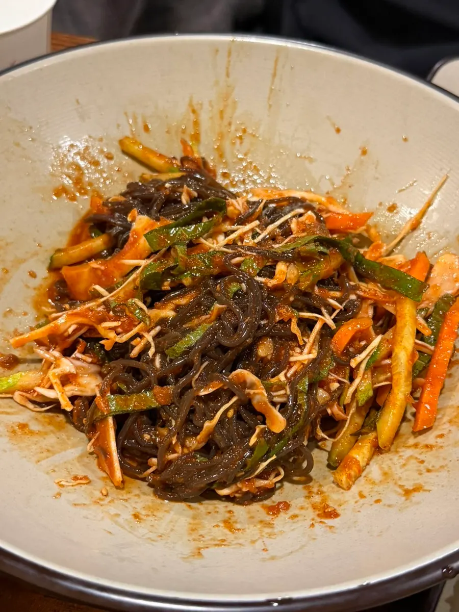 양념을 비비기 전 막국수 그릇