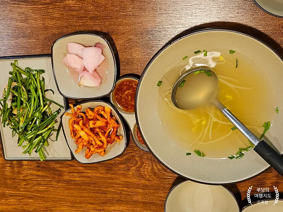 Jokbal side dishes and bean sprout soup