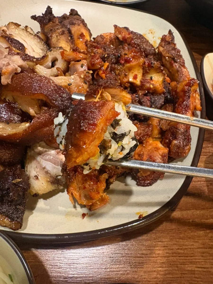 날치알과 김가루가 듬뿍 들어간 주먹밥