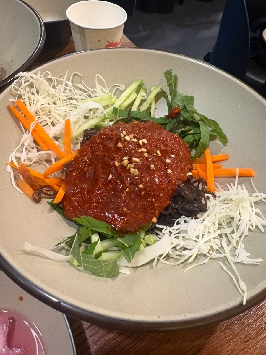 서비스로 나온 과일막국수 한 그릇