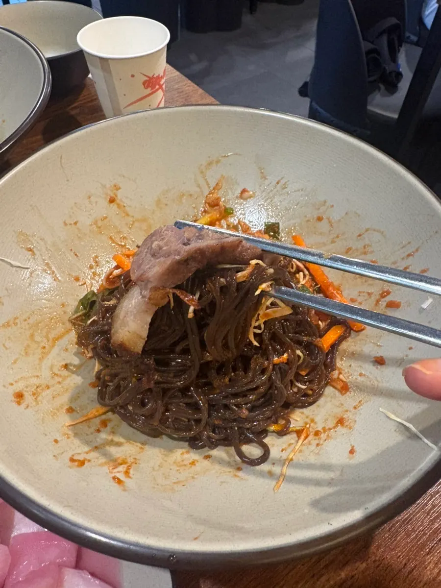 새콤달콤 양념장에 비빈 과일막국수 면치기