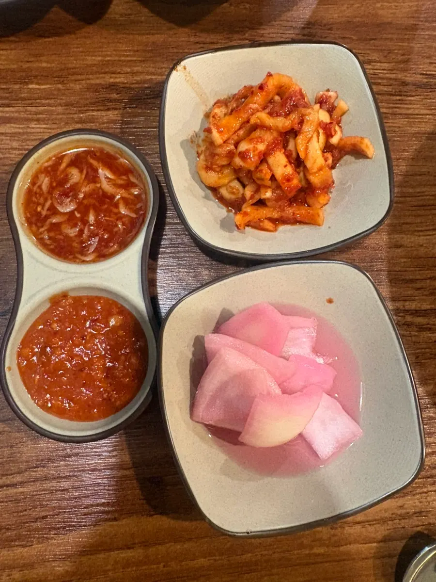 아삭한 무김치와 부추무침 반찬