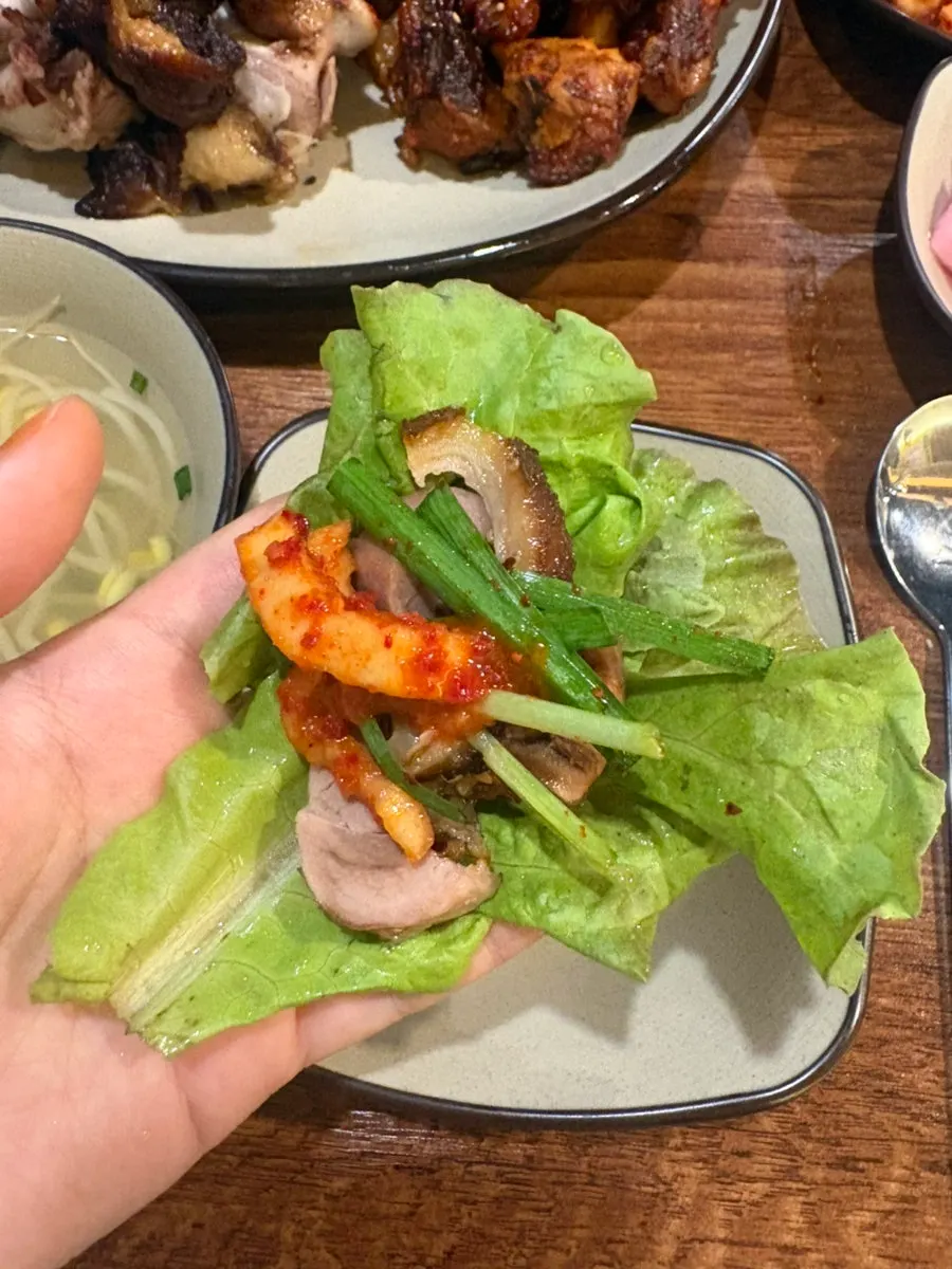 족발에 반찬을 곁들인 쌈 한 입