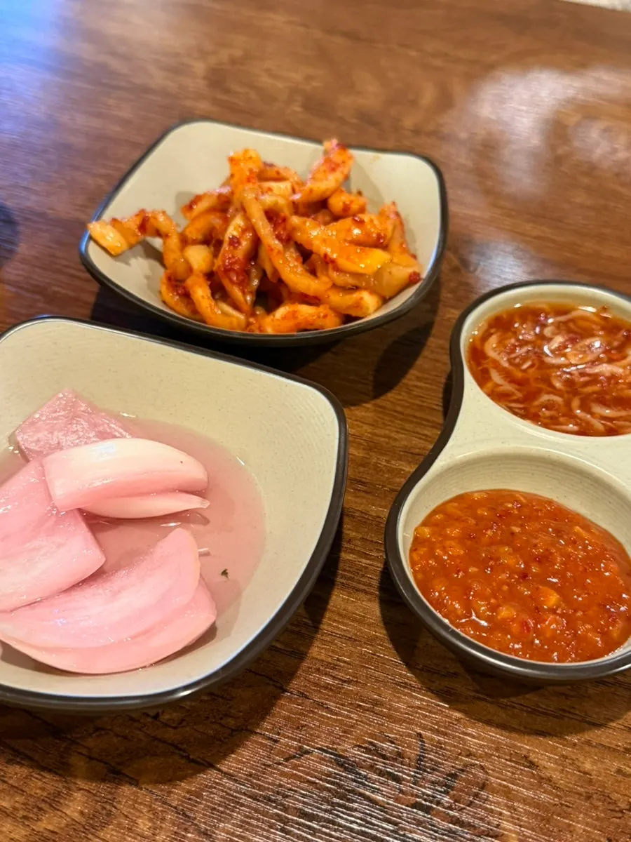 무말랭이 무침과 부추무침 등 밑반찬
