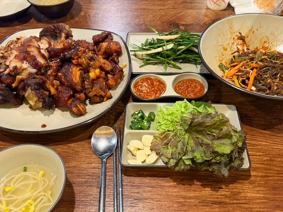 매운족발과 튀김족발 반반 대표 메뉴