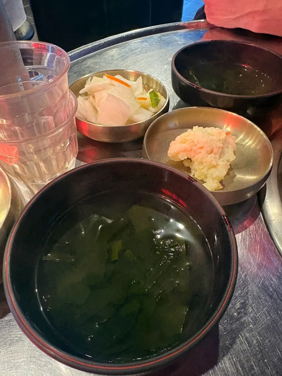 미역국과 백김치 등 기본찬 상차림
