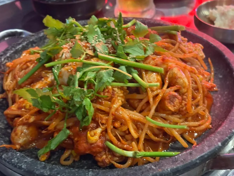 돌판에 가득 담긴 알고니찜과 낙지