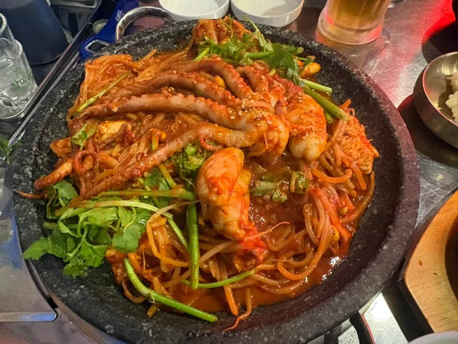 통째로 올라간 낙지 한 마리