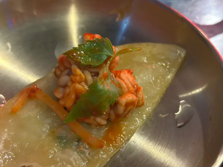 전병에 알고니찜을 올려 싸 먹는 모습