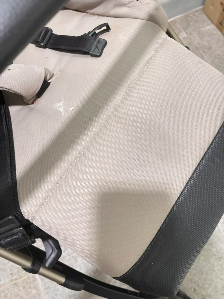 Comparison of the gaps in the stroller seat before and after cleaning