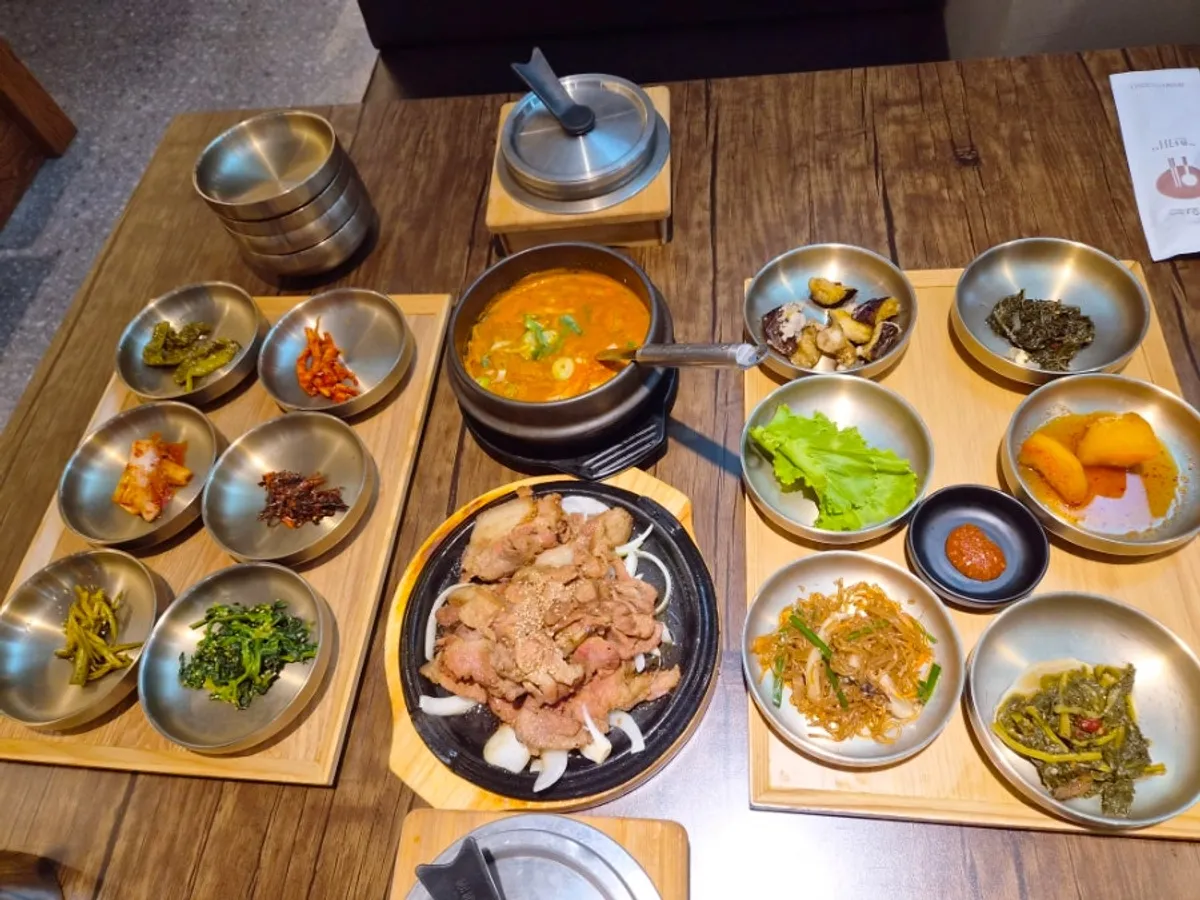 Tteuranchae table set and charcoal-grilled pork order