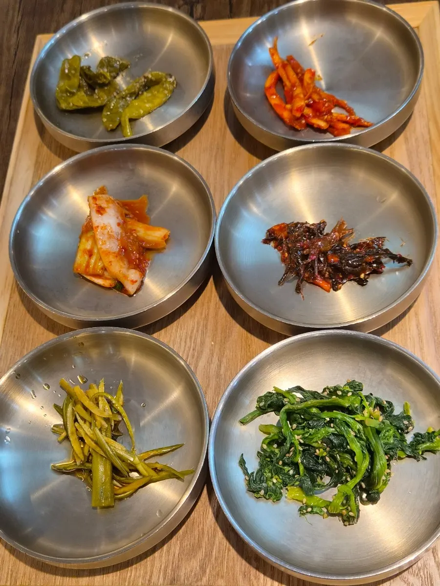 A fully set Tteuranchae table meal