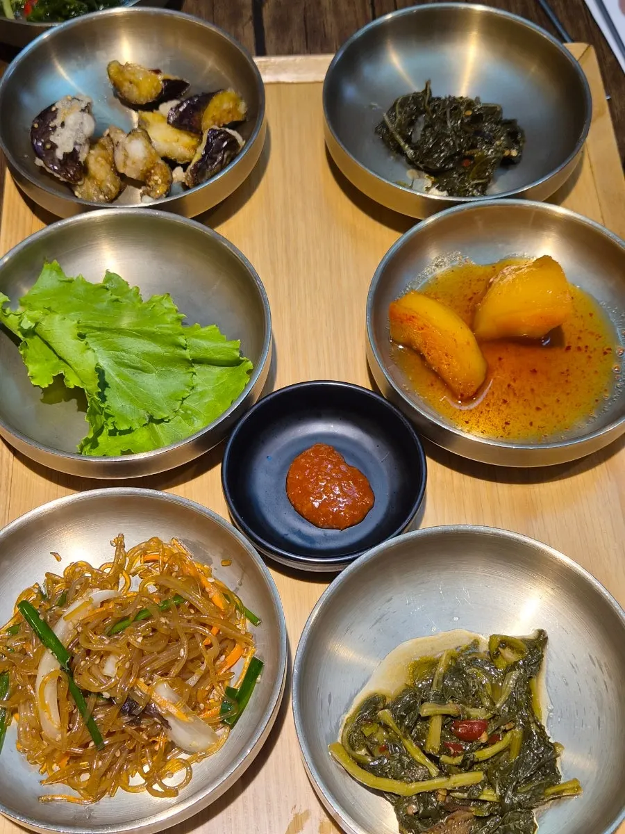 A fully set Tteuranchae table meal
