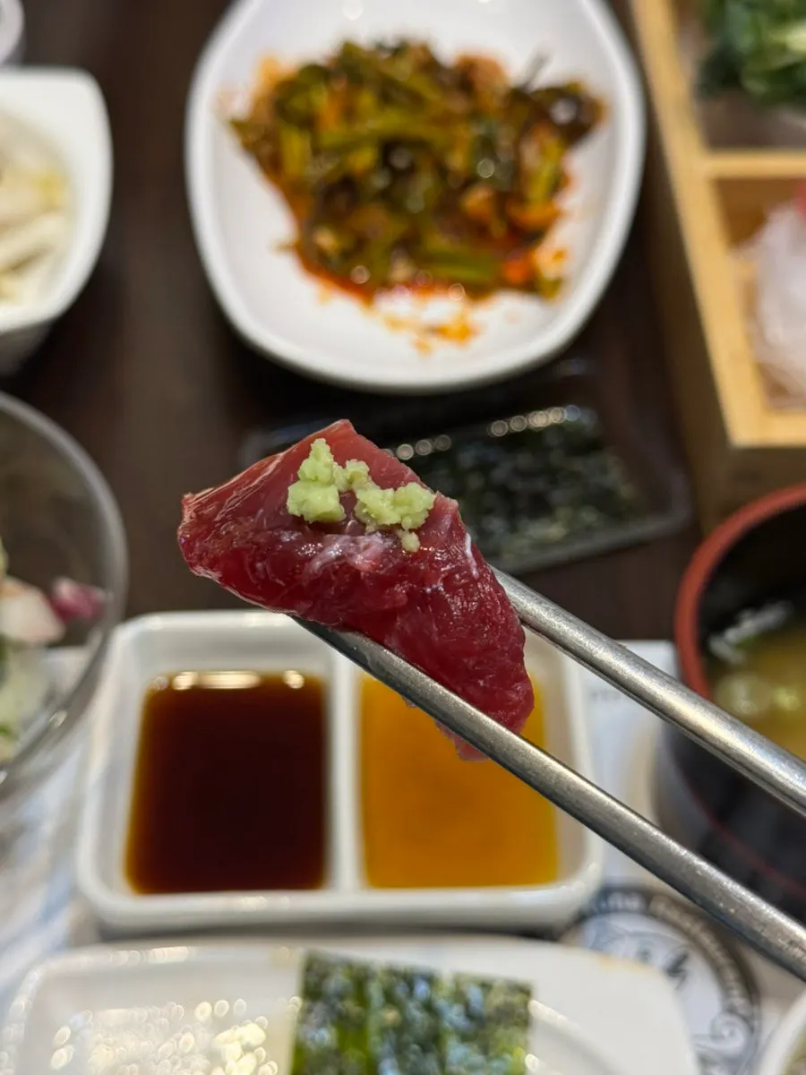 핑크빛 도는 참치 뱃살