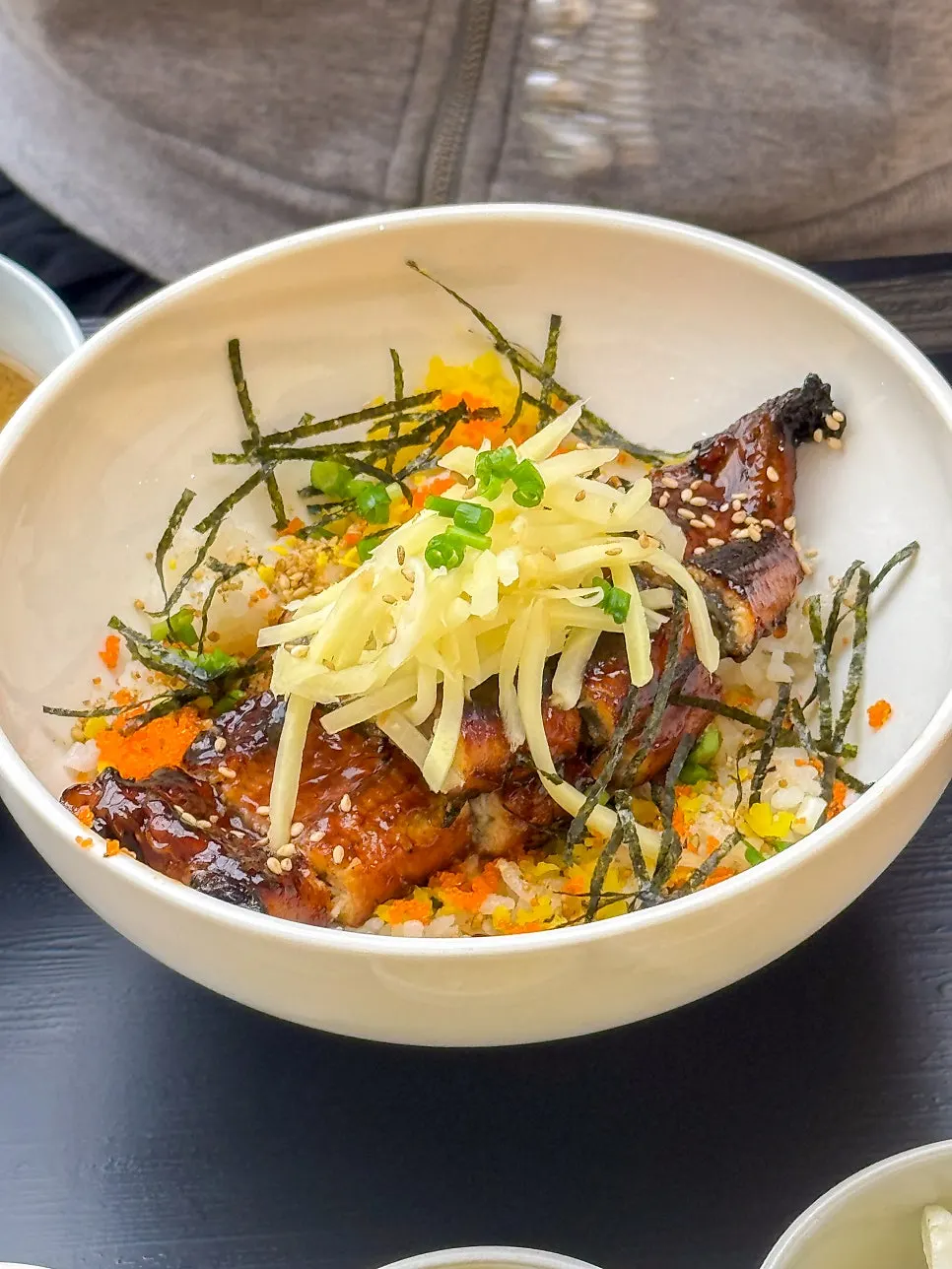 테이블에 차려진 장어덮밥과 냉소바 세로 컷